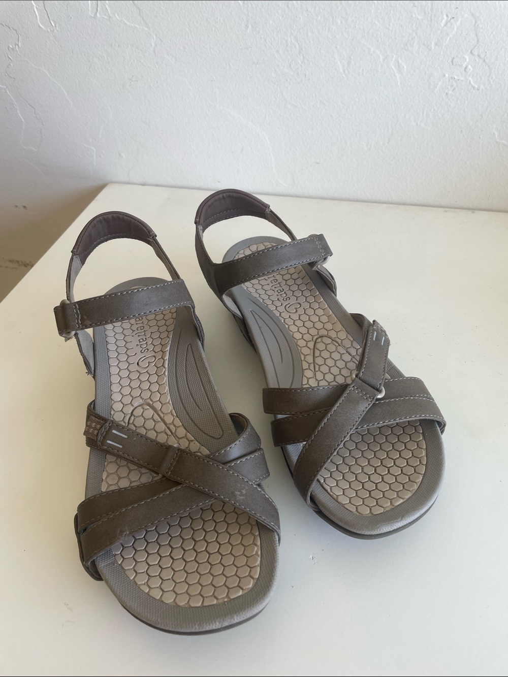 Baretraps Sporty Danny Sandals. Size 7W